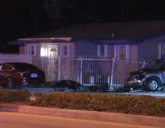 Un muerto y tres heridos después que un auto impactara una casa en el noroeste de Miami-Dade