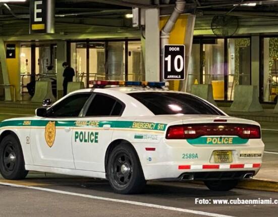 Arrestan a cubano que arribó al Aeropuerto Internacional de Miami desde Cuba con 100 cajas de tabaco