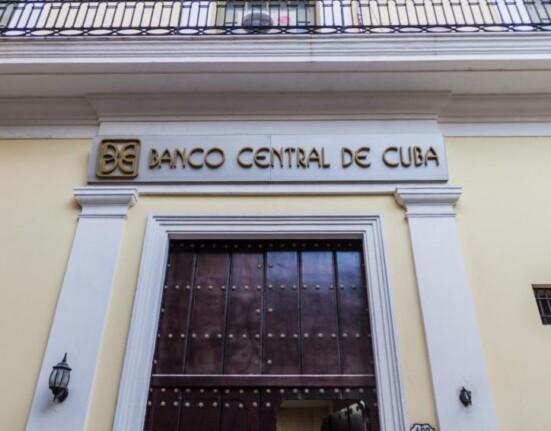 Banco Central de Cuba emite comunicado desmintiendo la entrega en cajeros de billetes de a 100 con solo una parte impresa