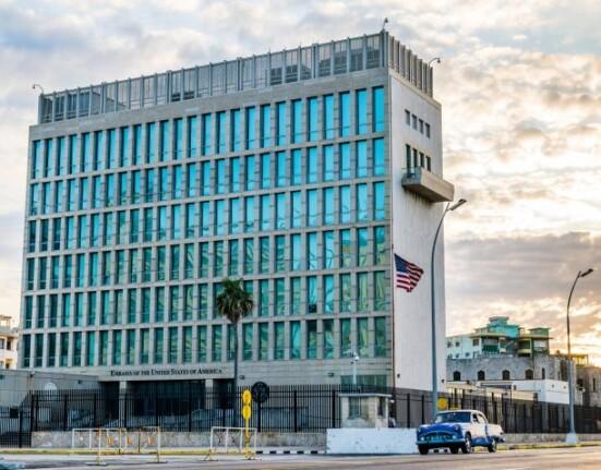 Estados Unidos restaura la fachada de su embajada en Cuba
