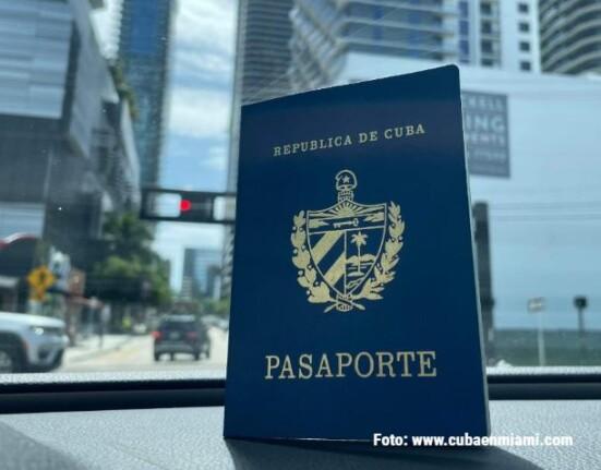 Cubano en EE.UU. quema su pasaporte de Cuba: "Yo no viajo a dictaduras"