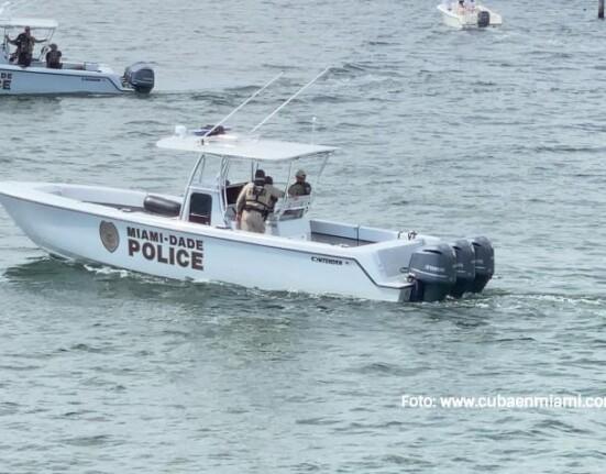 Dos hombres terminaron hospitalizados tras salir disparados de un bote en la Bahía de Miami