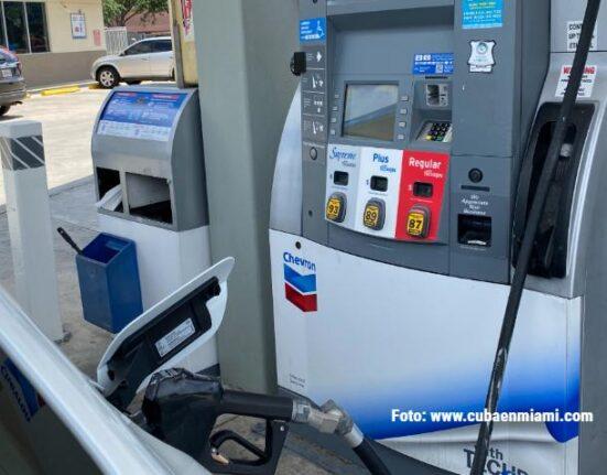 Precio de la gasolina en Florida baja ligeramente después de subir durante las últimas semanas