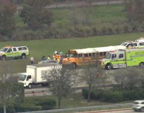 Al menos dos niños heridos tras un accidente de un bus escolar en el Dolphin Expressway de Miami