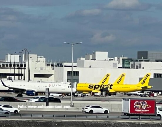 Dos aviones chocan en la pista del Aeropuerto de Miami