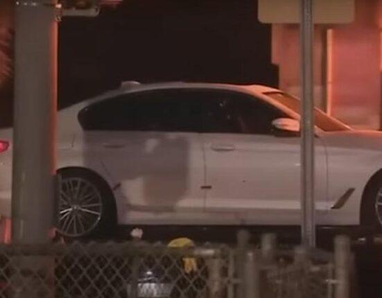Balean un auto BMW en Miami-Dade y dejan a dos jóvenes muertos