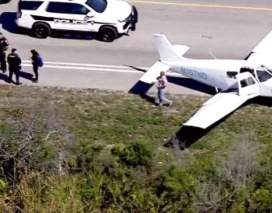 Avión realiza aterrizaje de emergencia en autopista del Sur de la Florida
