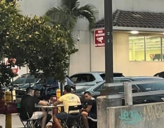 Una mesa de dominó en el parqueo de un Walgreens en Miami se vuelve viral