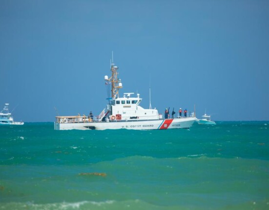 Guardia Costera de Estados Unidos repatria 19 cubanos que fueron rescatados de una precaria embarcación a punto de hundirse