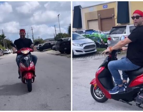 Humorista cubano Javier Berridy se suma a la moda de las motorinas en Miami
