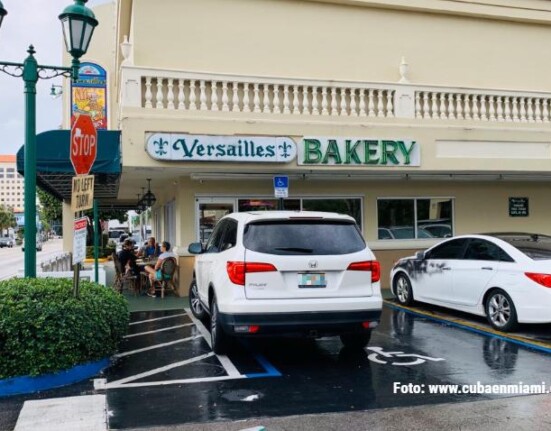 Restaurante cubano Versailles entre los mejores para comprar dulces en Miami