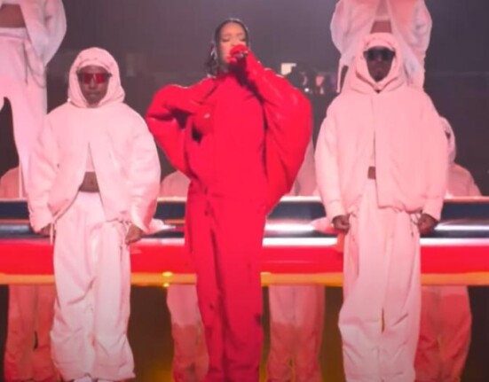 Representante de Rihanna confirma que la cantante está embarazada tras su presentación en el medio tiempo del Super Bowl