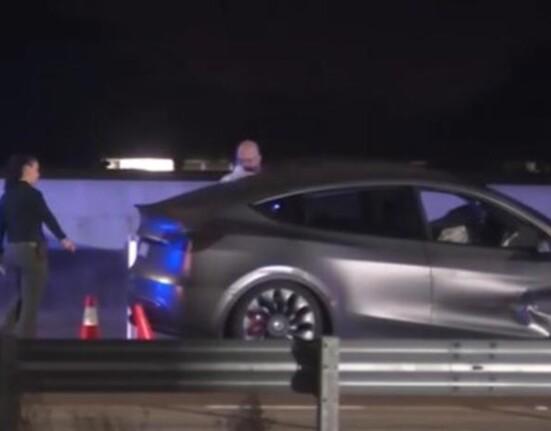 Balean un auto Tesla en la I-95 en el Sur de la Florida dejando a dos heridos