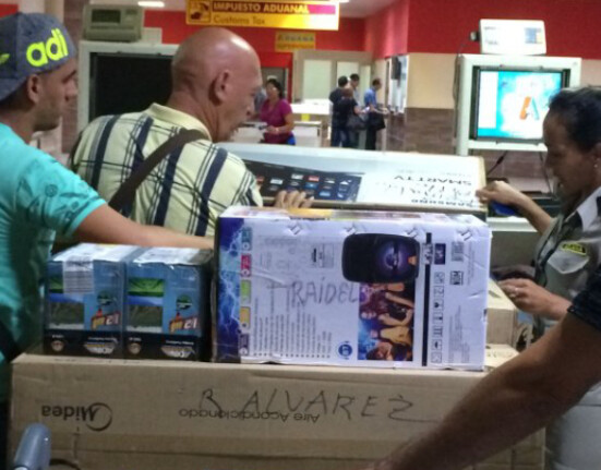 Cubana denuncia robo de pertenencias en aeropuerto de Cuba
