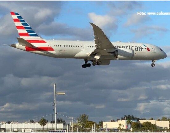 Avión de American Airlines realiza aterrizaje de emergencia en Florida debido a una batería que se incendió