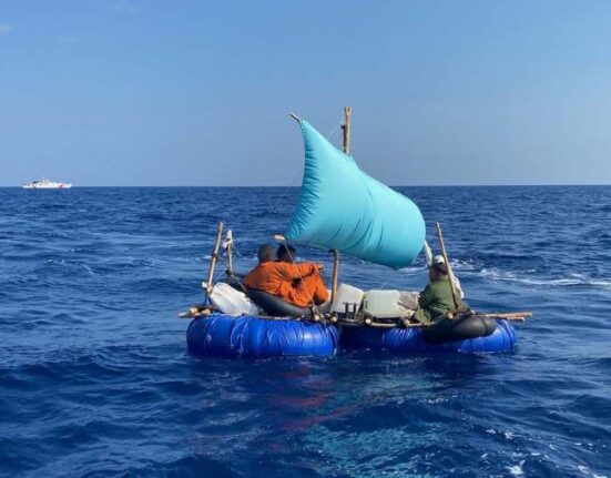 Guardacostas de Estados Unidos rescatan a balseros cubanos que navegaban en improvisada balsa hecha con gomas de camión por el Estrecho de Florida