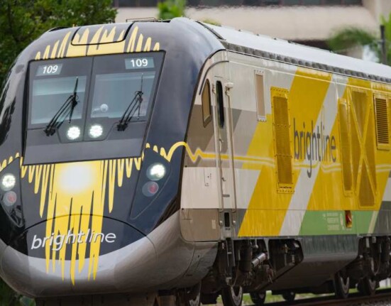 Tren Brightline anuncia fecha para viajes de Orlando a Miami pero recibe críticas por el precio