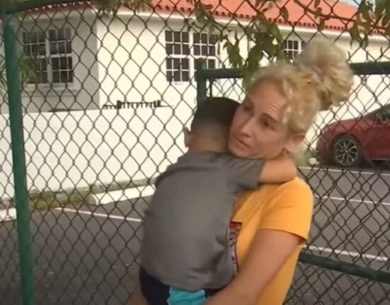 Madre cubana que durante el día deambula por las calles en Hialeah con sus tres hijos, enfrenta orden de deportación