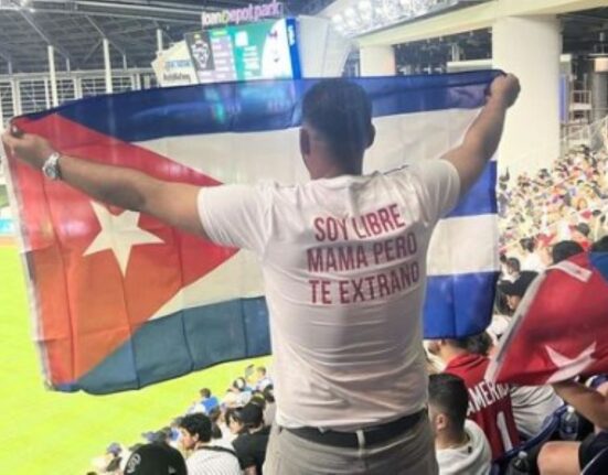 Dayron, el joven que se volvió viral con su foto en el juego Cuba y Estados Unidos en el estadio de los Marlins por el mensaje a su madre