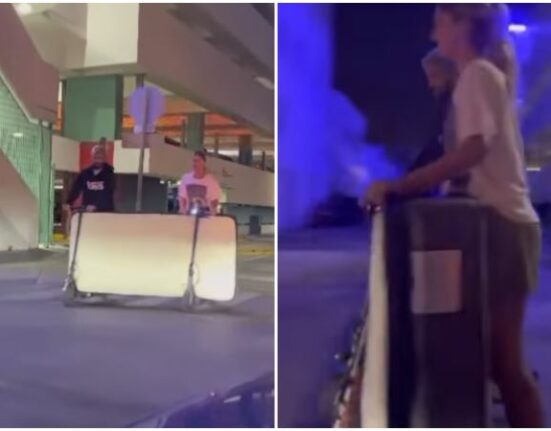Viral: Pareja de jovenes en Miami Beach traslada un colchón de manera sincronizada con dos carriolas eléctricas