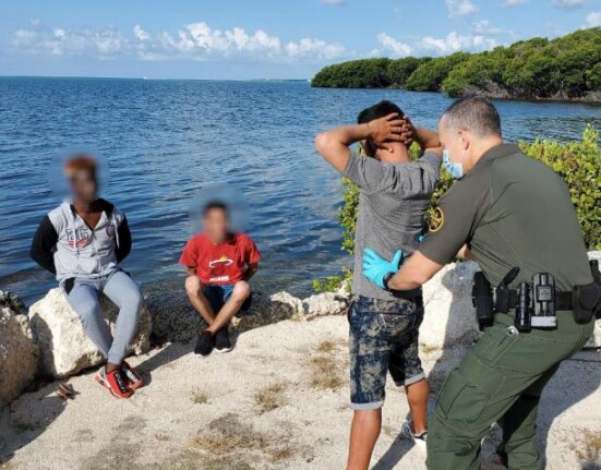 Patrulla Fronteriza de Estados Unidos detiene a cinco balseros Cubanos tras desembarco en cayo de Florida