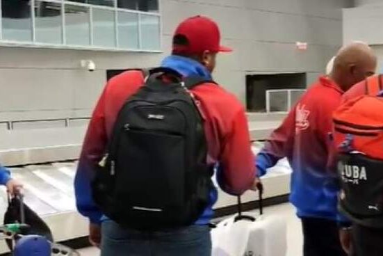 Integrantes del equipo Cuba que participan en el Clásico Mundial de Béisbol llegan a Miami