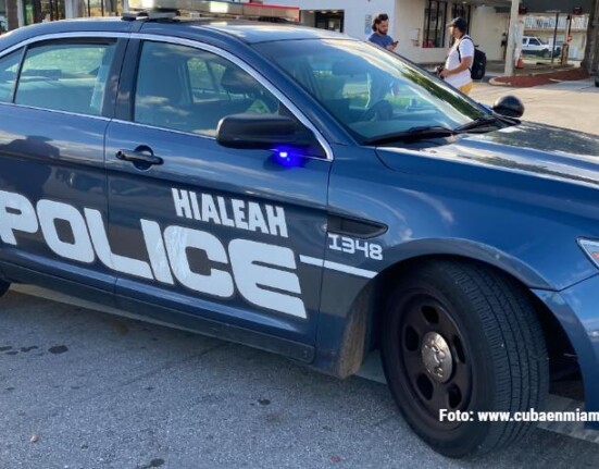Varias personas arrestadas en Hialeah después de que apuñalaran mortalmente a una persona dentro de una casa
