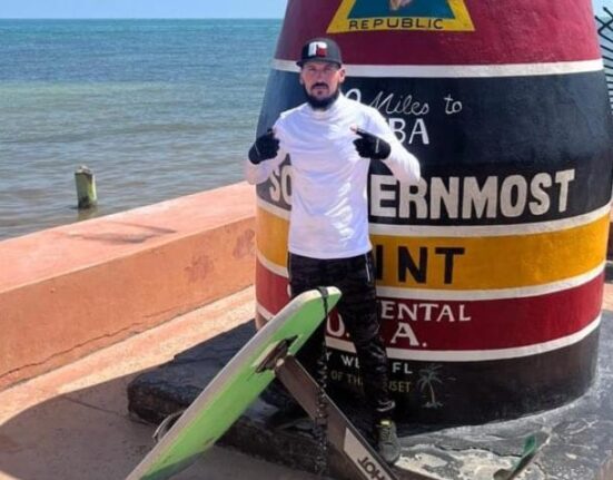 Cubano que llegó a Estados Unidos en una tabla de kitesurf anuncia película sobre su insólita travesía