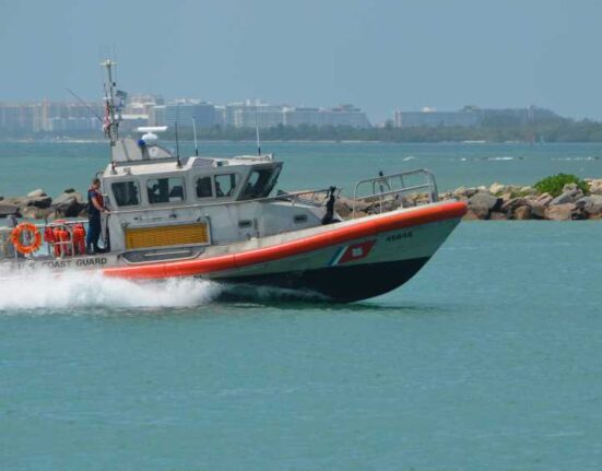 Arrestan a cuatro inmigrantes de Iraq que llegaron en un bote a Miami Beach