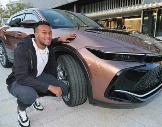 El pelotero cubano Raidel Martínez recibe de regalo un lujoso auto por su excelente desempeño en Japón