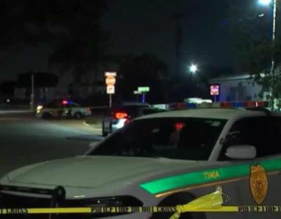 Disparan a una madre y su hijo mientras estaban en un auto en Miami-Dade