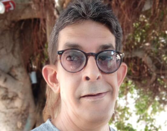 Según EcuRed el humorista cubano Ulises Toirac reside en Miami
