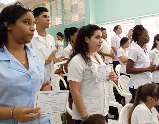Suspenden clases en varias universidades en Cuba, por la escasez de combustible, pero no hablan de cancelar el desfile del 1 de mayo