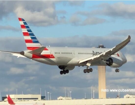 Avión de American Airlines realiza aterrizaje de emergencia en el Aeropuerto de Miami