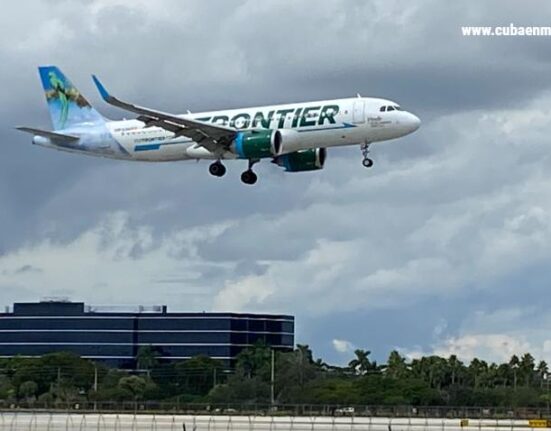 Mujer con destino a Florida termina en Jamaica sin pasaporte por un error en las puertas de la aerolínea Frontier