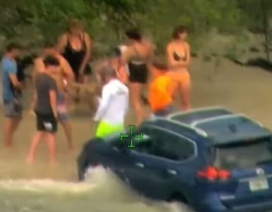 Presentan cargos a mujer en Florida que lanzó su auto contra una multitud en la playa