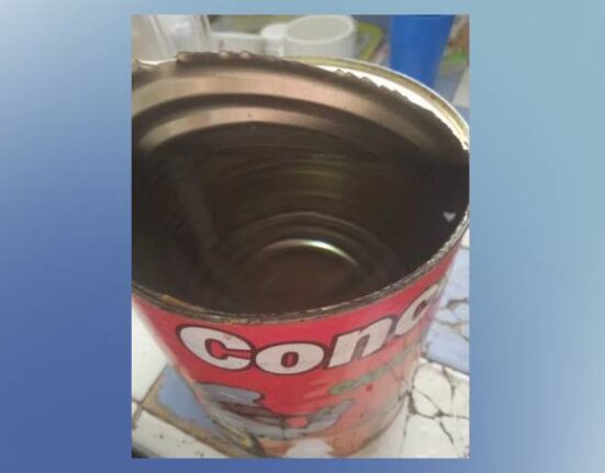 Cubana alerta de estafa en redes sociales al comprar una lata de puré de tomate rellena de agua