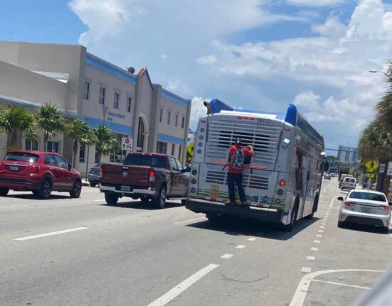 hombre-bus-miami