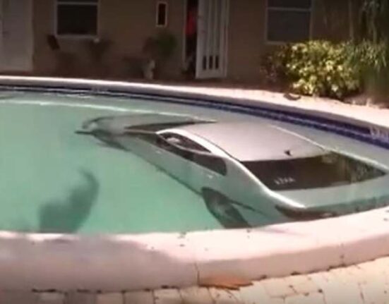 Mujer termina con su auto en la piscina de una casa en el Sur de la Florida