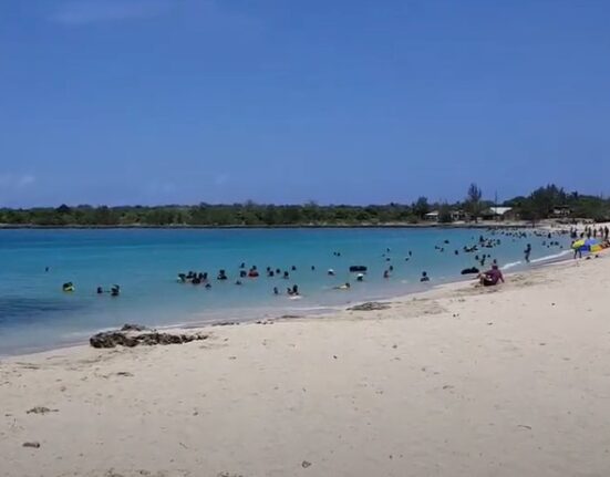 Denuncian desde Cuba que un turista alemán intentó ahogar a un niño cubano en una playa de la isla