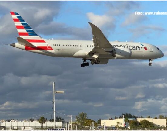 Avión de American Airlines con destino a Florida desciende 15 mil pies en solo 3 minutos
