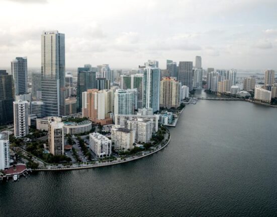 Florida nuevo hogar ideal para jovenes con altos ingresos, antiguos residentes de Nueva York y California