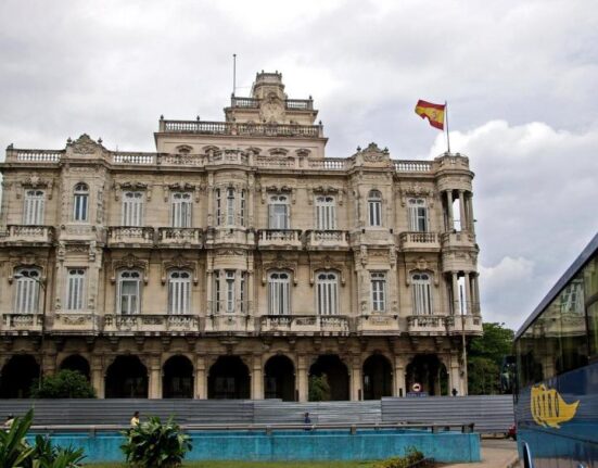Cubanos protestan por la falta de citas en el consulado de España en La Habana y la reventa de estas