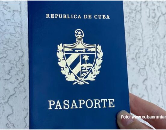 Cubana ofrece recompensa de 1000 dólares para quien devuelva el pasaporte de ella y el de su hija que fueron robados