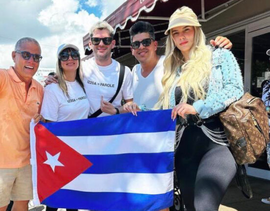 Actriz cubana Gelliset Valdés asiste a manifestación en Miami: "Queremos tener un status, queremos ser ciudadanos de este país"