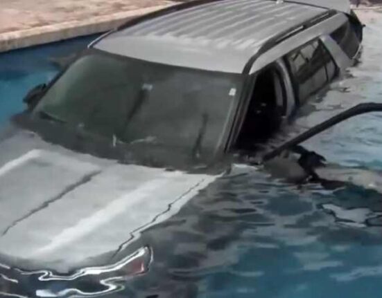 Auto SUV termina en la piscina de una casa en el Sur de la Florida