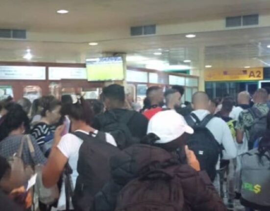 Aeropuerto de Holguín también repleto de cubanos rumbo a Nicaragua