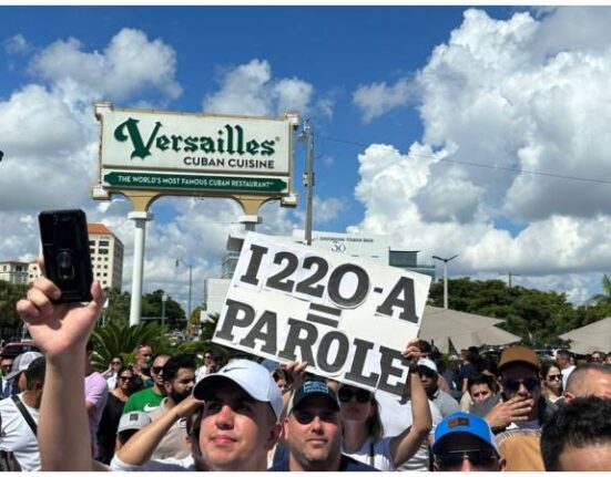 Cubanos con I-220A, frustrados tras decisión de la corte dicen estar en “limbo migratorio”