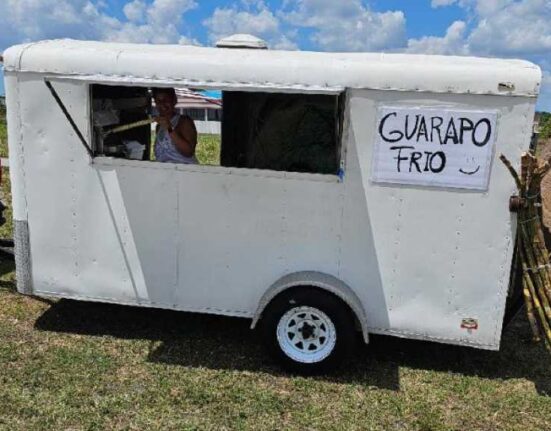 Joven cubana recién llegada monta un carrito para vender guarapo en Florida
