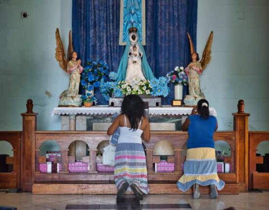 Cubanos celebran el Día de la Virgen de Regla